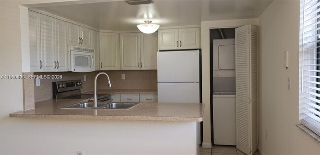 Building Photo - 10221 Fontainebleau Blvd