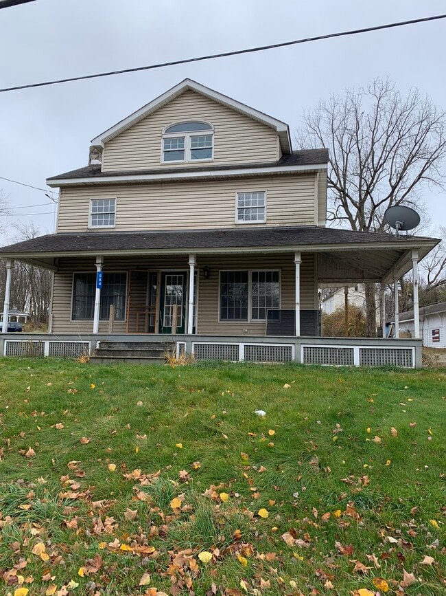 Building Photo - 584 Main St