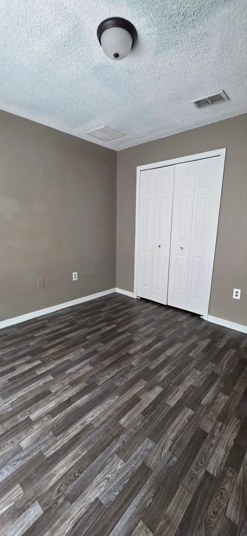 Building Photo - Spacious 3BR Home with Florida Room & Fenced Backyard