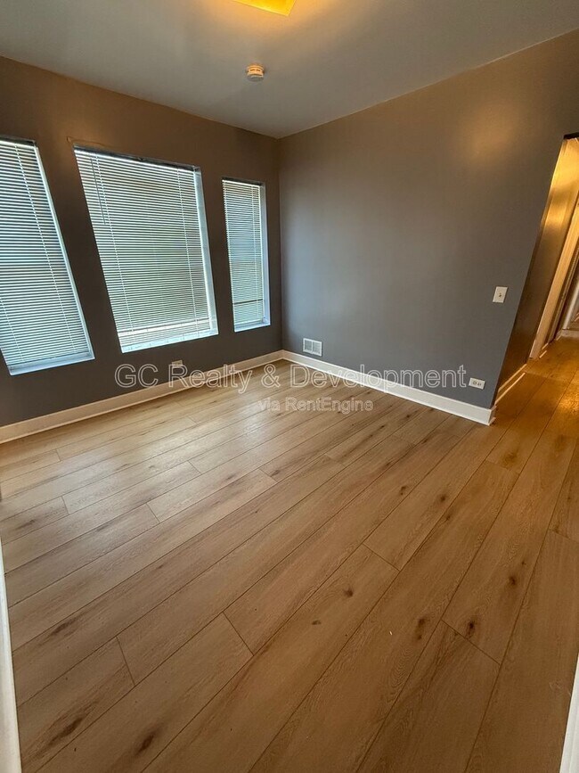 Building Photo - 3302 W Fulton Blvd