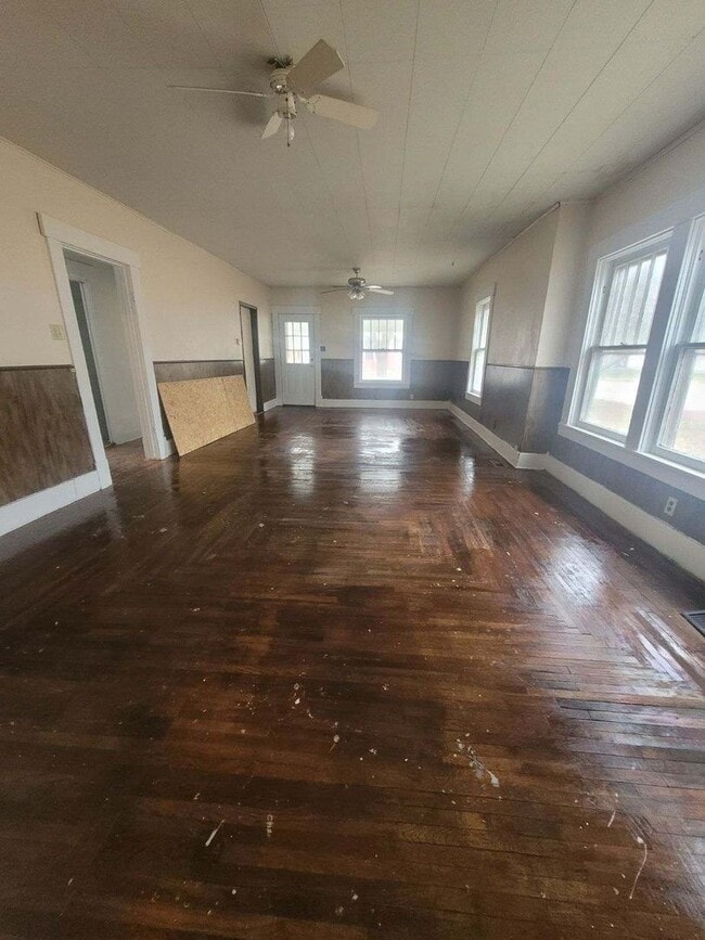 Building Photo - $825 - 3 bed 1 bath - Single Family Home