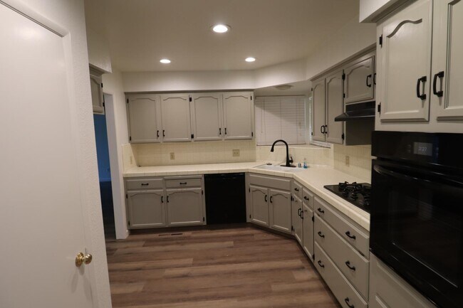 Building Photo - 6347 N Laureen Ave