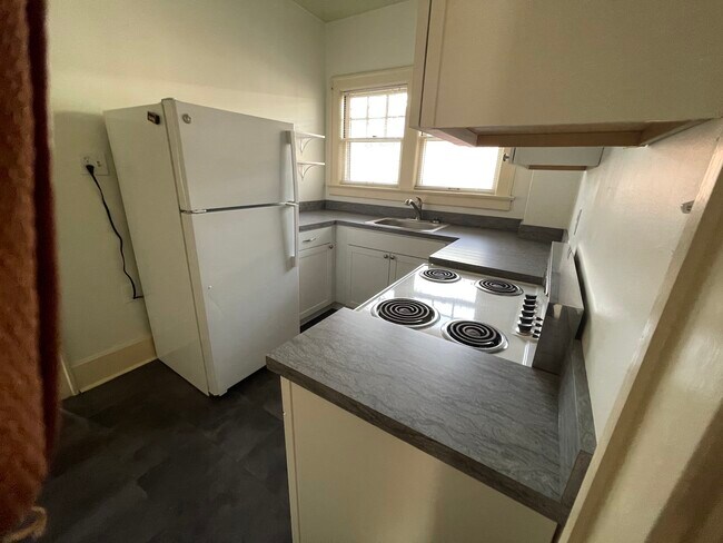 Building Photo - 227 Sycamore Rd