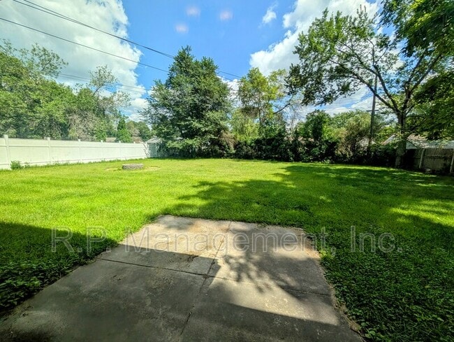 Building Photo - 9342 Trenton Ln N