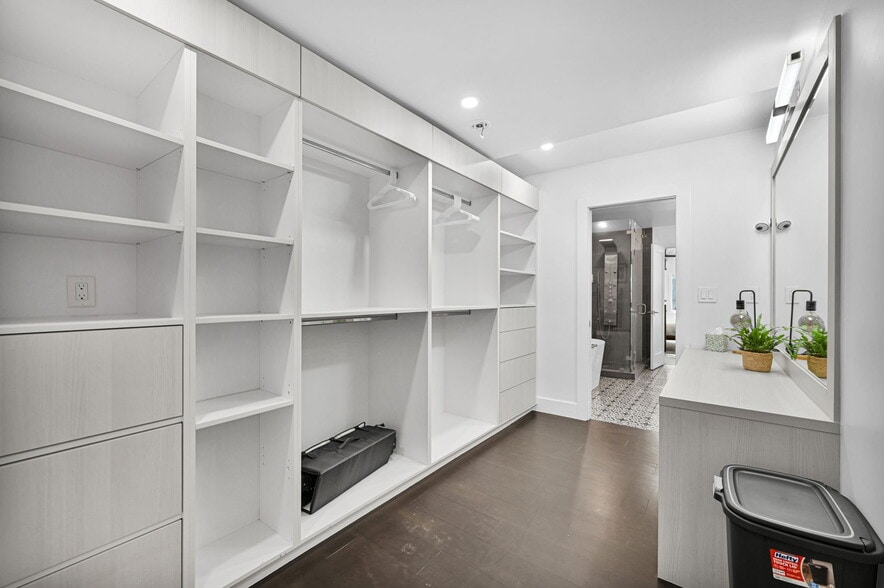 Building Photo - 150 NE 50th Ter