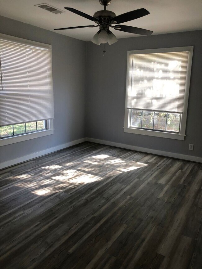 Building Photo - Newly renovated home located in the South ...