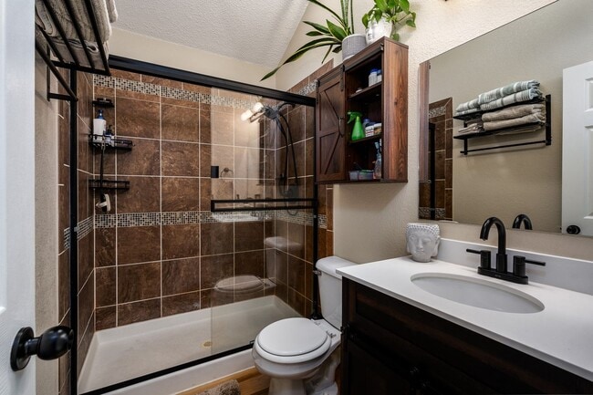 Building Photo - Stunning Townhome with Mountain Views in R...