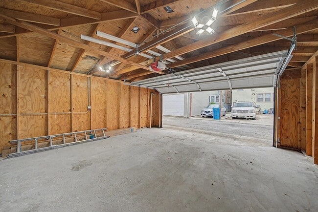 Building Photo - 1511 N Linder Ave