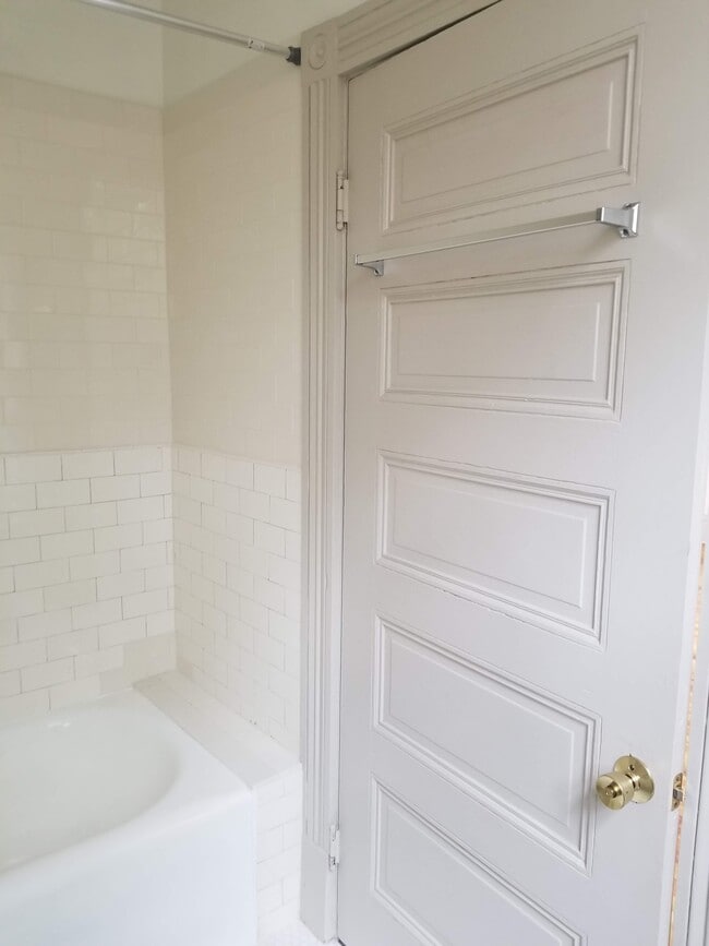 Building Photo - 2112 Monteiro Ave