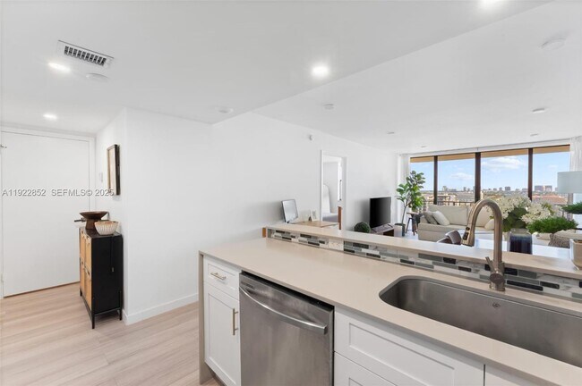 Building Photo - 1470 NE 123rd St