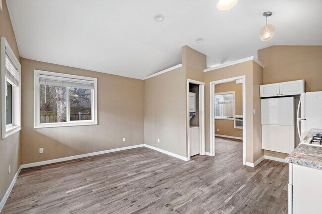 Building Photo - Gorgeous 4 bed/2.5 bath two story home in ...