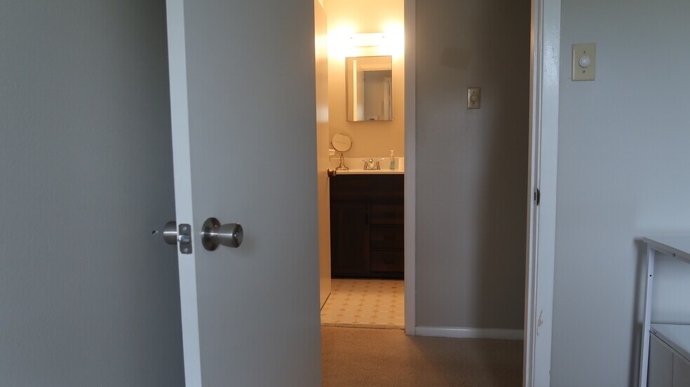 Building Photo - 8130 Kimberlin Dr S