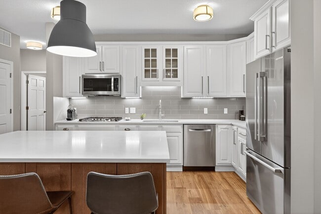 Building Photo - 5250 Grandview Square