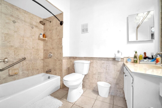 Building Photo - 740 E Coco Plum Cir