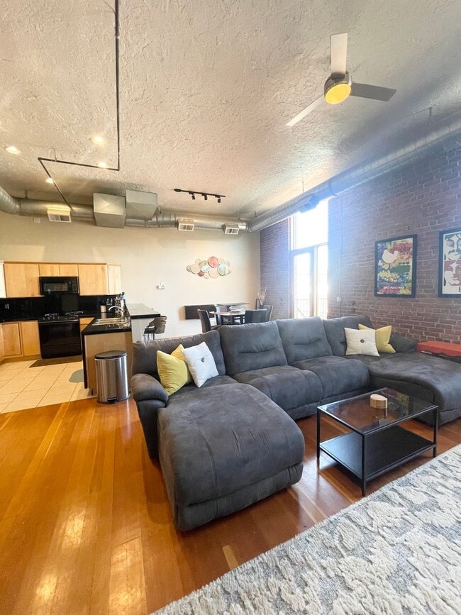 Building Photo - Downtown living at your doorstep loft styl...