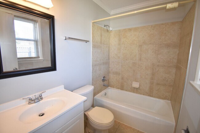 Building Photo - 4 Bedroom and 2 Bath Home- Updated (Pets N...
