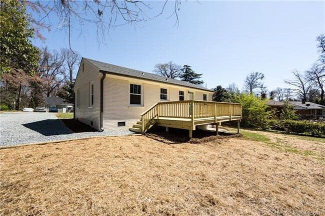 Building Photo - Must view this exquisite 3 bedroom 1 bath brick home. Within 2 miles from Uptown.