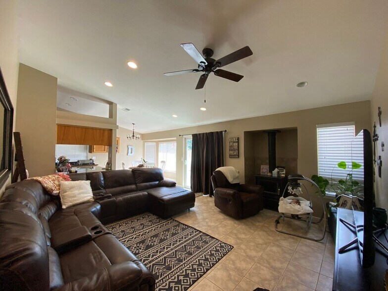 Building Photo - 51495 White Oak Dr