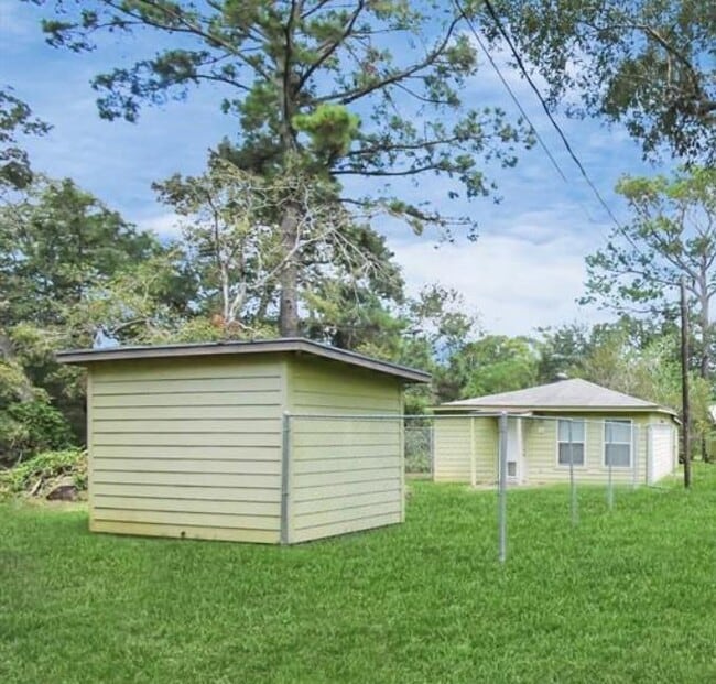 Building Photo - 12305 Pine Oak Dr