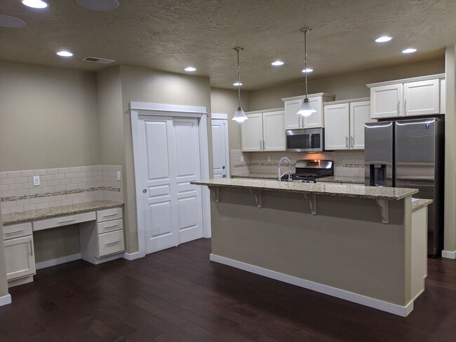 Building Photo - Beautiful 3 Bedroom, 2.5-Bath Home With Op...