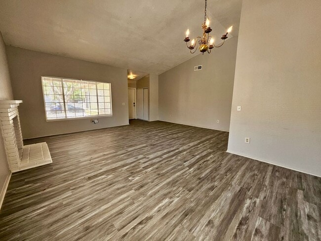 Building Photo - New Listing!