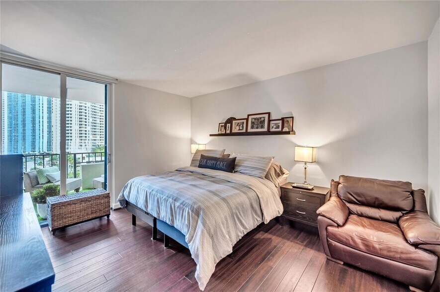 Building Photo - 520 Brickell Key Dr