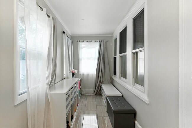 Building Photo - 8 Earnshaw St