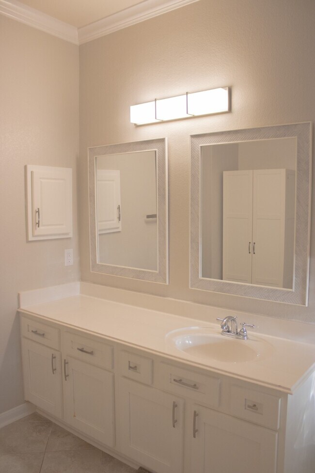 Building Photo - 29607 Legends Green Dr