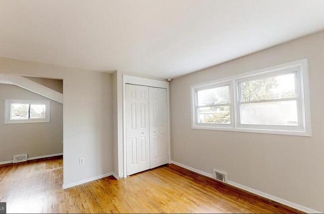 Building Photo - Recently Updated 4BR/2BA Twin with Central Air & Fenced Backyard