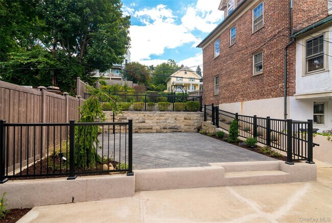 Building Photo - 86 Main St