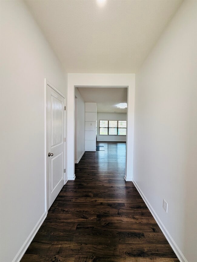 Building Photo - 280 Lilly Dr