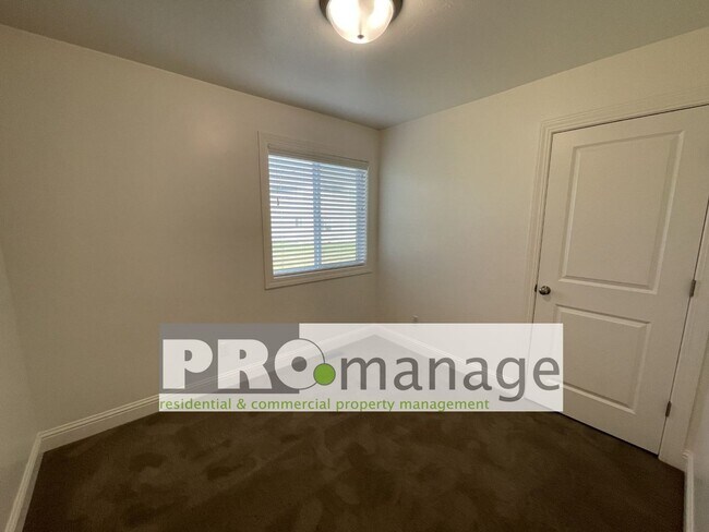 Building Photo - 3 Bed, 2 Bath Town Home w/ 2 Car Garage - Idaho Falls