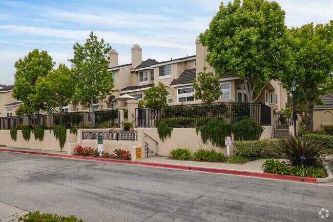 Building Photo - Chatelaine