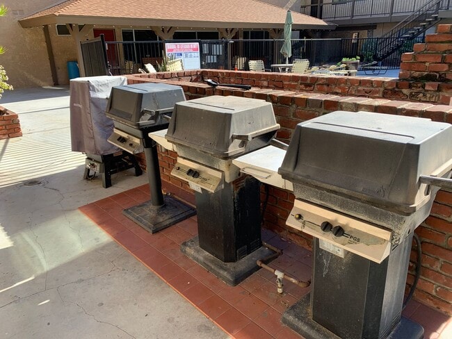 Building Photo - 1 Bed 1 Bath Remodeled Condo for Rent in Lawndale with ALL Utilities included