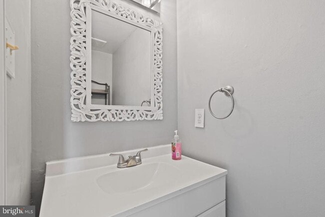 Building Photo - 6234 Ducketts Ln