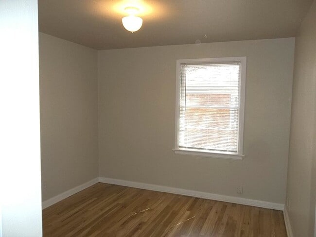 Building Photo - Cozy Bungalow Living Close to It All — Move In and Save $500!