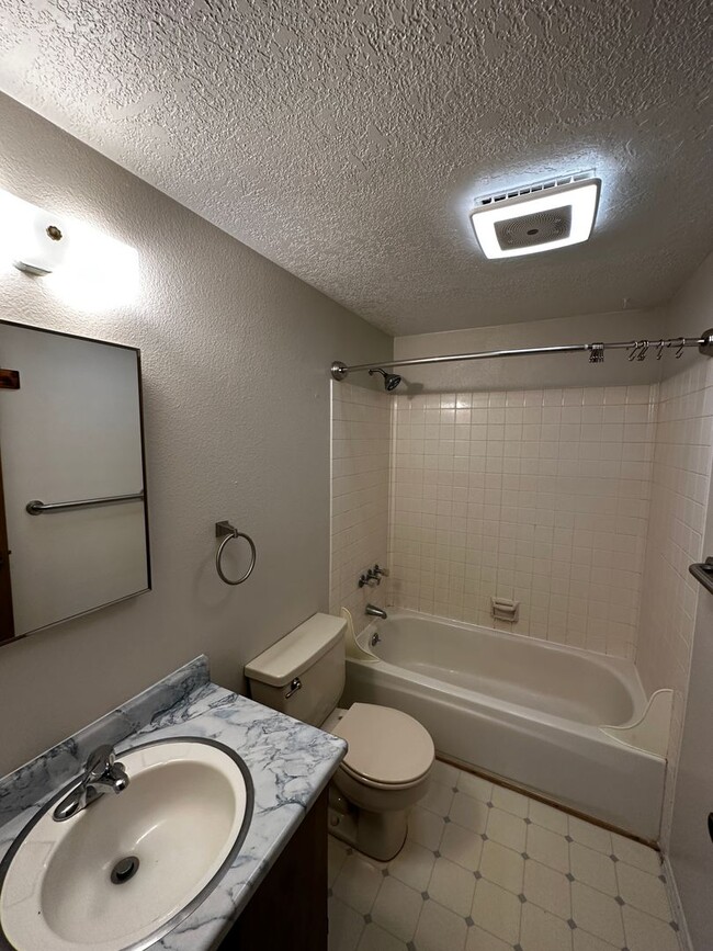 Building Photo - 2 Bedroom 1 Bath Single Family Home w/Atta...