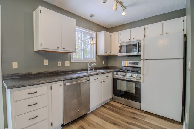 Building Photo - Woodsy Retreat in Lake Ann