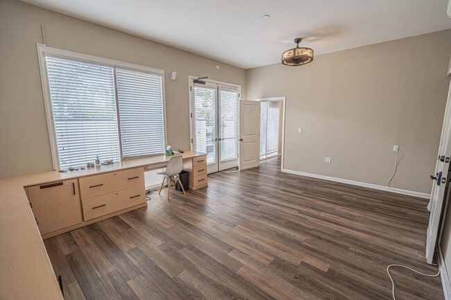 Building Photo - Unique 4-Bedroom, 3-story Live/Work Townhouse in the lushly landscaped Villa Metro Community!