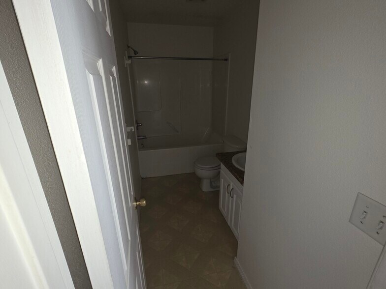 Building Photo - 166 College St S