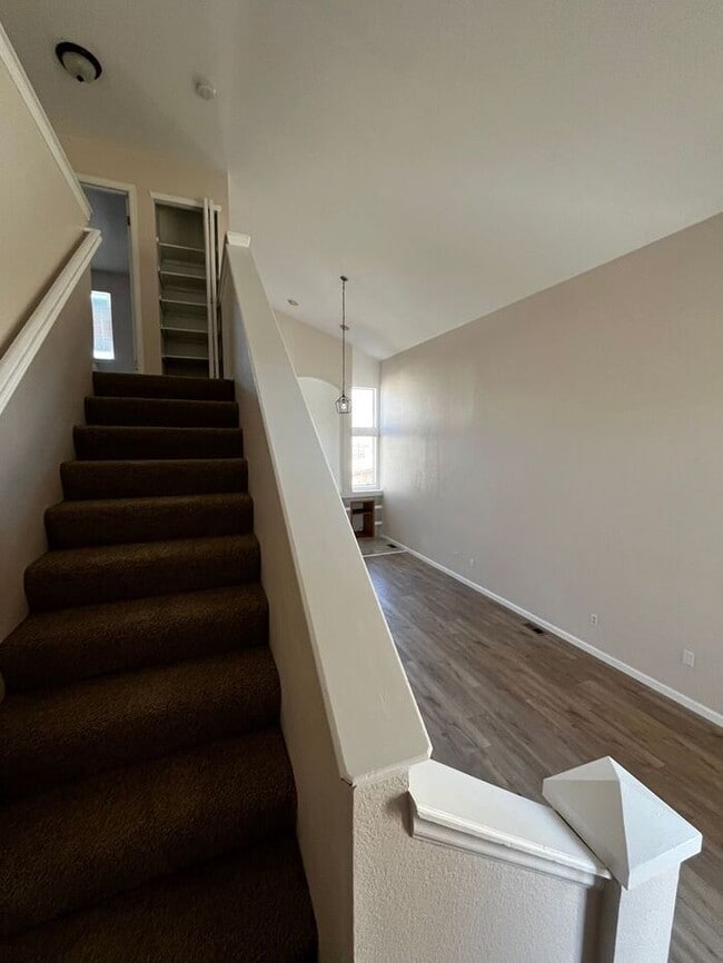 Building Photo - 3 Bedroom 2 1/2 Bathroom Home in Highlands Ranch