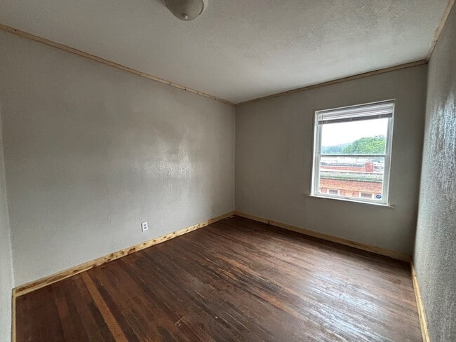 Building Photo - 106 High