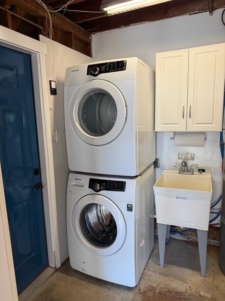 In unit laundry - 2271 Edinburg Ave