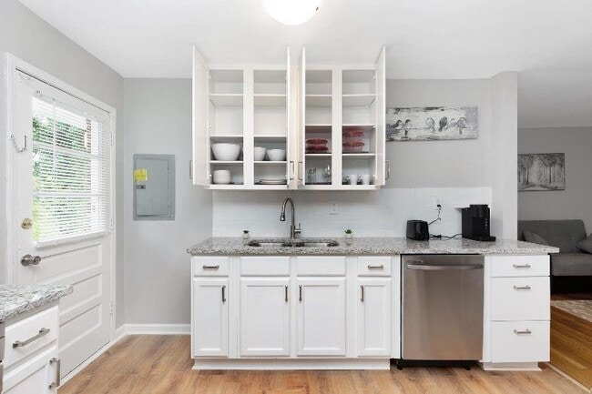 Building Photo - 965 Smith St