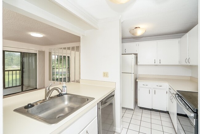 Building Photo - 10 Cristina Ct