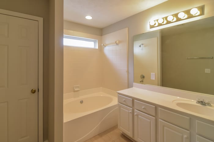 Building Photo - 4669 Young Pointe Manor