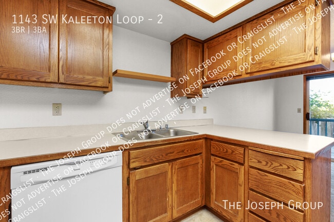 Building Photo - 1143 SW Kaleeton Loop