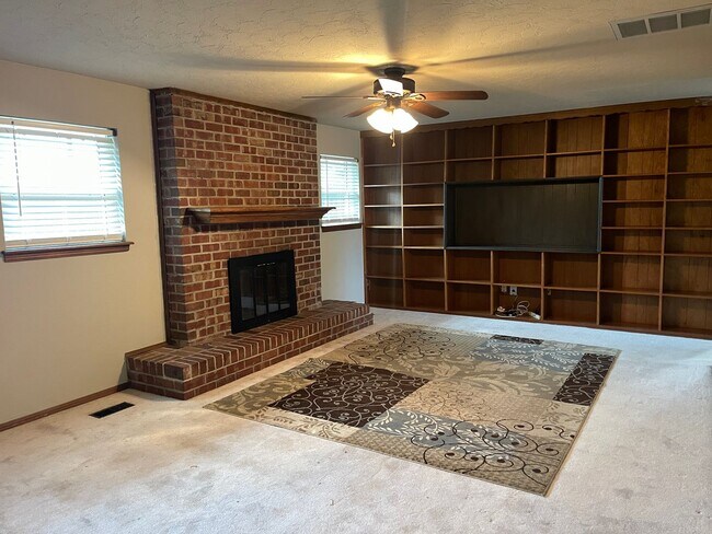 Building Photo - Large 2 bed! two bath, 2 car garage on a c...