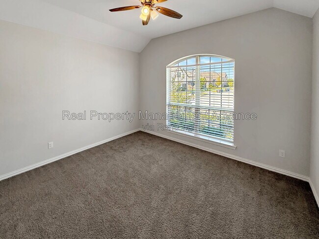 Building Photo - 516 Evergreen Rd