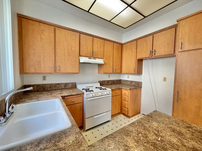 Building Photo - 2 Bed 2 Bath Corner Townhome